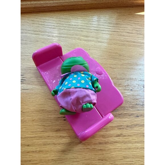 Lil Woodzeez Green Frog Figurine With Pink Couch Set - Picture 6 of 6